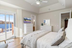 Lakeside LuxEVERY Luxury Awaits