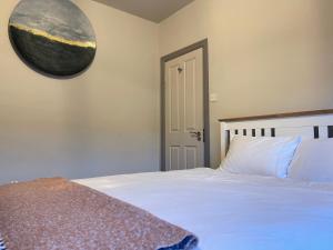 Spacious Double Room with Private Bathroom in Quiet Area Easy Access to Victoria & Wimbledon