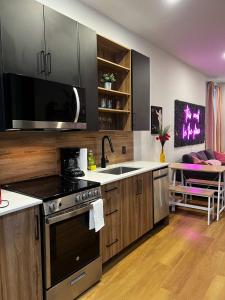 The Glow and Gather Suite, Downtown, AC, Unit 402