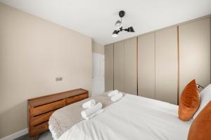 3 bed House in Coulsdon by ARP Homes, Big Office, Driveway and Garden, Sleeps 6