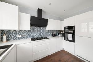 3 bed House in Coulsdon by ARP Homes, Big Office, Driveway and Garden, Sleeps 6
