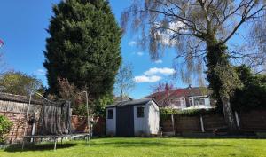 Family & Group Stay 4 Bed Room House & Free Parking & Garden & Sleeps 8