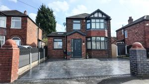 Family & Group Stay 4 Bed Room House & Free Parking & Garden & Sleeps 8