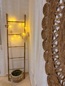 Bajo con jardín a pie de playa y piscina comunitaria con jacuzzi