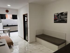 Apt em cond. Piscina, vaga e Wi-Fi, 5min da praia