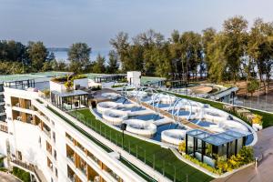 2BR Beachside 5 star Resort•50m to the sea