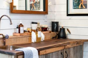 Treetop Hideaways: Dogwood Treehouse in Chattanooga