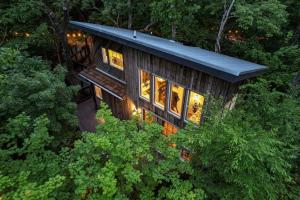 Treetop Hideaways: Dogwood Treehouse in Chattanooga