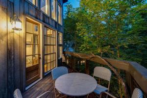 Treetop Hideaways: Dogwood Treehouse in Chattanooga