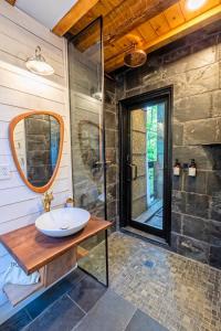 Treetop Hideaways: Dogwood Treehouse in Chattanooga