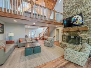 New: Lakefront Luxury Home with Private Indoor Heated Pool