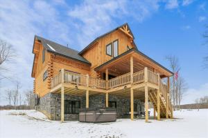 Discover Grateful Greens in McHenry: a golfers paradise with hot tub sauna and room for 16