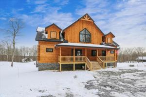 Discover Grateful Greens in McHenry: a golfers paradise with hot tub sauna and room for 16