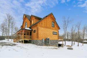 Discover Grateful Greens in McHenry: a golfers paradise with hot tub sauna and room for 16