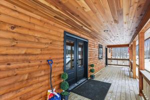 Discover Grateful Greens in McHenry: a golfers paradise with hot tub sauna and room for 16