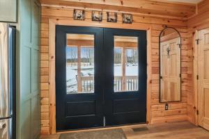 Discover Grateful Greens in McHenry: a golfers paradise with hot tub sauna and room for 16