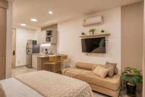 Cozy studio with ocean and pool views