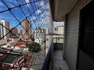 Tupi , 2 dorm 2 quadras da Praia- 6 Hospedes- Wi Fi- Sacada -2 TVS