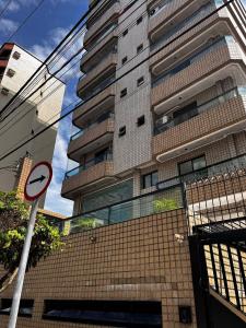 Tupi , 2 dorm 2 quadras da Praia- 6 Hospedes- Wi Fi- Sacada -2 TVS