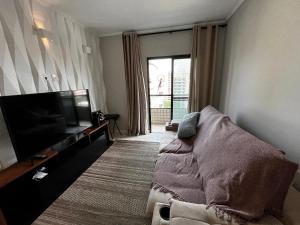 Tupi , 2 dorm 2 quadras da Praia- 6 Hospedes- Wi Fi- Sacada -2 TVS