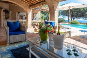 Villa Vue mer exceptionnelle golfe de saint -Tropez piscine 6ch 6 sdb 12 personnes