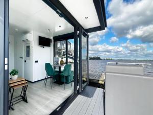 Unique Houseboat on Uitgeester Lake