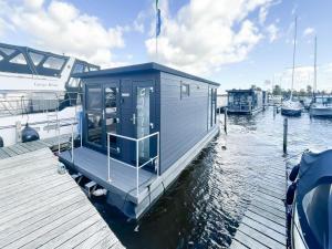 Unique Houseboat on Uitgeester Lake