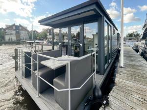 Unique Houseboat on Uitgeester Lake