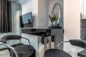 City Centre Retreat with Private Entrance