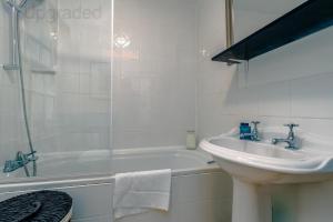 City Centre Retreat with Private Entrance