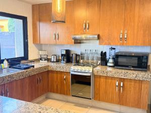 Modern 3-Bedroom Retreat in Ajijic-Walk To Everything-Gym-Pickleball-Golf Cart