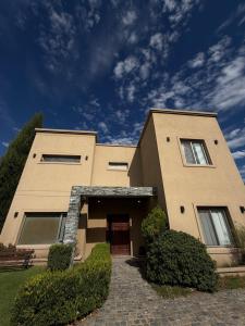 Casa con galería y parrilla techada