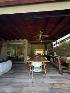 Casa con galería y parrilla techada