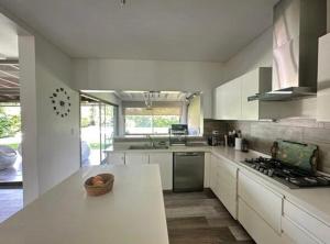 Casa con galería y parrilla techada