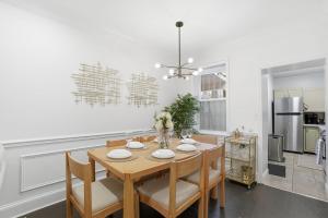 ENTIRE TOWNHOUSE 3 bedroom, 3 bathroom, Private Parking, Near US Capitol and Metro, Sleeps 6