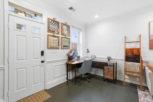 ENTIRE TOWNHOUSE 3 bedroom, 3 bathroom, Private Parking, Near US Capitol and Metro, Sleeps 6