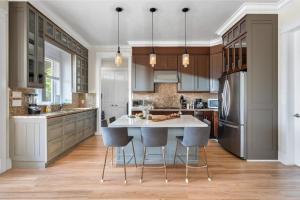 Tranquil Oakridge Mall Area Ensuite Stay - near Skytrain Station