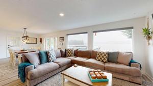 Lakefront dream with private hot tub dock kayaks pedal boat & amazing views