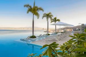 Oceanfront Indah Condo Sleeps 10 Sunsets