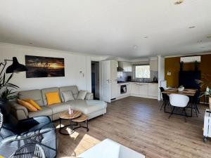 EuroParcs Schoneveld Breskens Huis Zeemeeuw mit Zaun Haus Nr J250