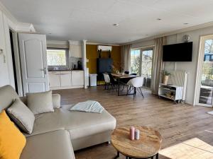 EuroParcs Schoneveld Breskens Huis Zeemeeuw mit Zaun Haus Nr J250