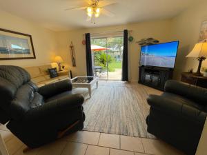 Easy Walk to the Beach with King Bed, Pool, and Bikes