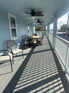 Ocean View 2BR w Hot Tub, Sauna & Wraparound Deck - Steps to Beach