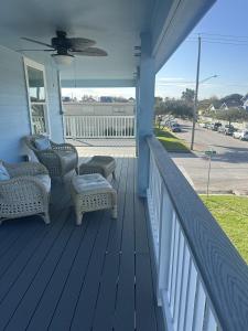 Ocean View 2BR w Hot Tub, Sauna & Wraparound Deck - Steps to Beach