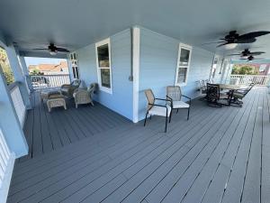 Ocean View 2BR w Hot Tub, Sauna & Wraparound Deck - Steps to Beach