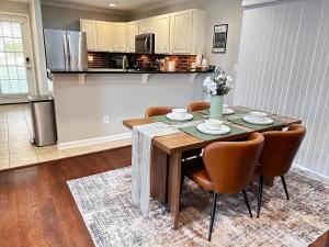Chic Digs! Minutes to The Battery, Vinings & Pace