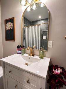 Chic Digs! Minutes to The Battery, Vinings & Pace