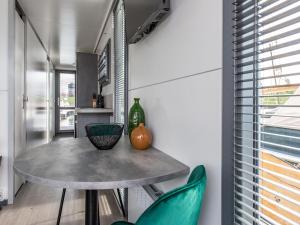 Water Lodge Kamperland with Scenic Terraces