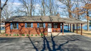 Charming Cabin Steps from the Water