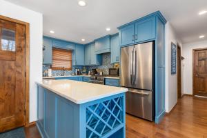 Charming Cabin Steps from the Water